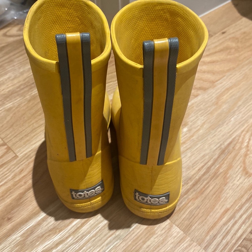 Boys Totes rain boots in yellow - super light weight! Size 13-1.